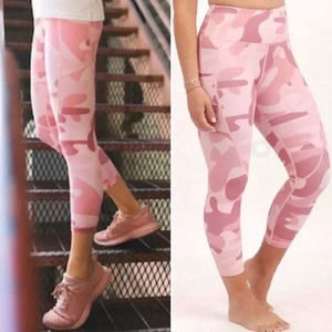 Zyia Active Leggings 4 Small Pink Camo Light N Tight Pocket Capri